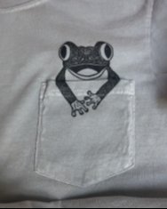 Carimbo no bolso da camisa - sapo